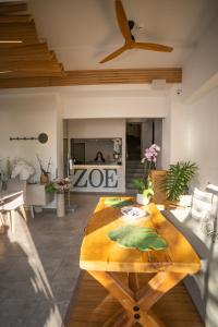 吉亚洛瓦Zoe Seaside Resort的中间设有带木桌的客厅