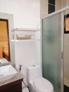 长滩岛海鸟国际度假村的一间带卫生间和水槽的浴室