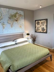 福利尼奥GIULIVETO Bed and Breakfast的卧室配有一张壁挂图床