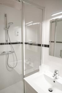 斯特拉斯堡Hotel des Arts - Centre Cathédrale的带淋浴和盥洗盆的白色浴室