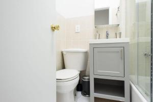 索非亚Прекрасен апартамент的浴室配有白色卫生间和盥洗盆。
