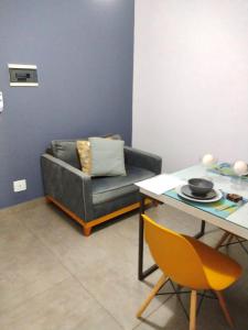 巴西利亚Apartamento aconchegante no Sudoeste的客厅配有沙发和桌子