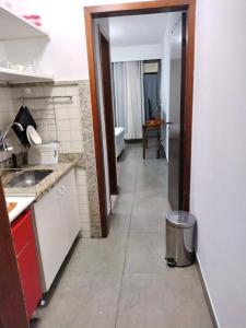 巴西利亚Apartamento aconchegante no Sudoeste的厨房设有走廊,通往浴室