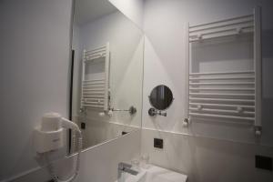 埃尔罗西奥Hostal Rural Santa Habitaciones Aldea del Rocío的白色的浴室设有水槽和镜子