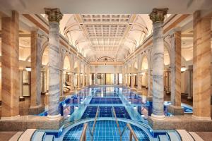 拉格斯巴德拉格兹度假大酒店的一座建筑中带柱子的大型游泳池