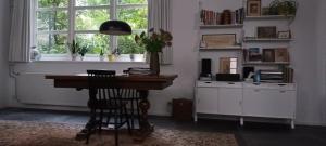 多德雷赫特Villa Conti的一个带书桌和窗户的家庭办公室