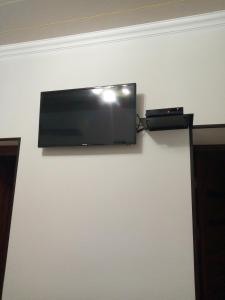 撒马尔罕Guest House Safina-S&D的挂在墙上的平面电视