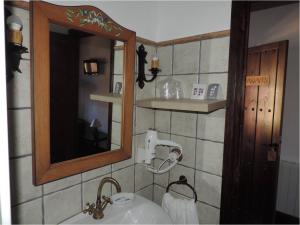 卡斯特里洛德罗波尔瓦扎勒斯El Rincón Maragato的一间带水槽和镜子的浴室