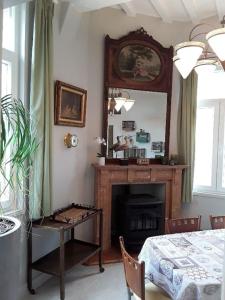 Vakantiewoning Le Chêne的客厅设有壁炉和镜子