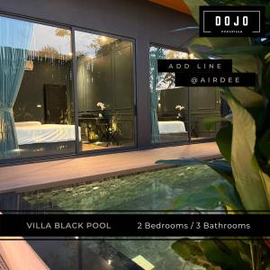 乔木提恩海滩Dojo pool villa的享有带一张床和游泳池的景色