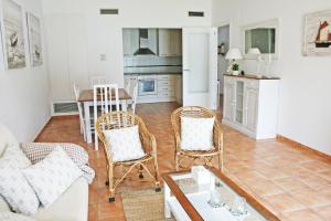 德拉塞尔瓦港Apartamento con vistas al mar 2的客厅配有沙发、椅子和桌子