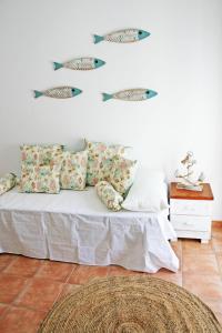 德拉塞尔瓦港Apartamento con vistas al mar 2的卧室配有一张墙上有鱼的床
