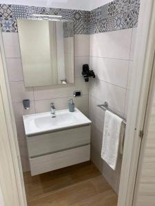 阿格里真托Dimora Garibaldi Apartment & Room的一间带水槽和镜子的浴室