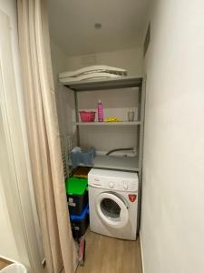 阿格里真托Dimora Garibaldi Apartment & Room的小房间里的洗衣机和烘干机