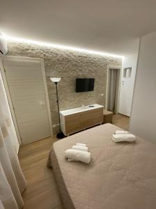 阿格里真托Dimora Garibaldi Apartment & Room的一间卧室配有一张床,上面有两条毛巾