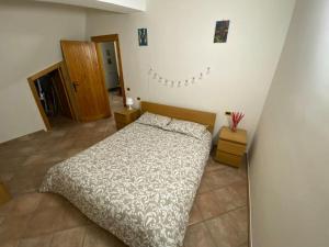 坎波迪焦韦Monte Amaro Apartment con camino, terrazzo e giardino的卧室配有一张床