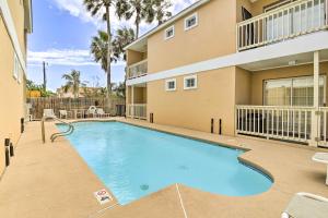 南帕诸岛South Padre Island Getaway - Newly Renovated!的大楼前的游泳池