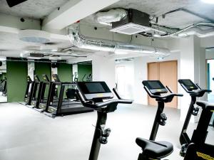 诺伊斯·勒·格兰德Ecla Paris Noisy-le-Grand的健身房,配有各种跑步机和机器