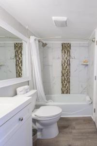 基韦斯特2x2 Fully Updated Old Town Waterfront Corner Condo的白色的浴室设有卫生间和浴缸。