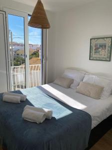 阿尔坎塔里利亚Casa Azul em Alcantarilha - Algarve的一间卧室配有一张大床和两个枕头