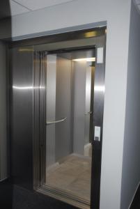 埃夫勒基里亚德厄弗内特维勒酒店的大楼内带镜子的电梯门