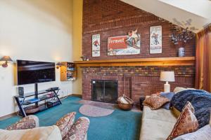 基灵顿Sunrise Timberline I4的客厅设有砖砌壁炉和电视。