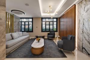 伊斯坦布尔Gleam Collection Hotel的客厅配有沙发和桌椅