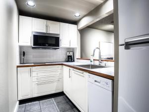 DemingSnowater Respite的白色的厨房配有水槽和微波炉