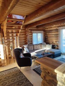 新瓦罗什Brvnara Pahuljica Zlatar的小木屋内带沙发的客厅
