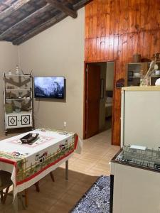 南圣洛伦索Barrinha dos Ventos的厨房配有桌子和冰箱