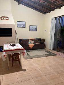 南圣洛伦索Barrinha dos Ventos的客厅配有沙发和桌子