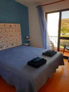奥德赛克斯Casa dos Pais的一间卧室配有一张床,上面有两条毛巾