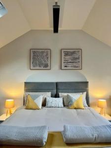 托德莫登The Coach House - *New Build in Traditional Style*的一间卧室配有一张带两盏灯的大型白色床。