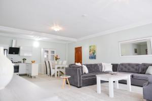 BakauAtlantic Luxury Apartments的客厅配有沙发和桌子