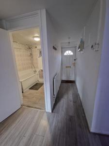 利兹2 Bedroom Cozy Chambers with free parking的走廊设有白色门和浴缸