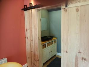 佐伊杜比斯特Beemster b&b的客房设有带木门的厨房