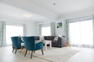 BakauAtlantic Luxury Apartments的客厅配有沙发和桌椅