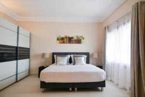 BakauAtlantic Luxury Apartments的一间卧室设有一张大床和一个窗户。