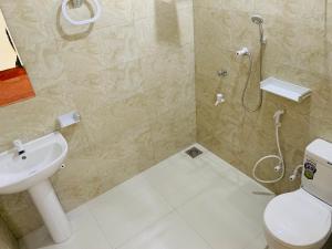 阿努拉德普勒Coco Garden Holiday Homes的带淋浴、卫生间和盥洗盆的浴室