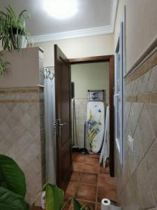 圣克鲁斯-德拉帕尔马CASA ISA, ideal para descansar.的浴室设有一扇带花瓶的开放式门