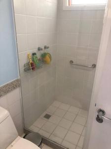 布希奥斯Hotel Búzios Resort com Entretenimento的带淋浴和卫生间的浴室