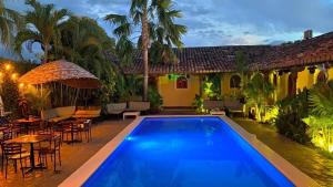 格拉纳达Encuentros的别墅前设有游泳池
