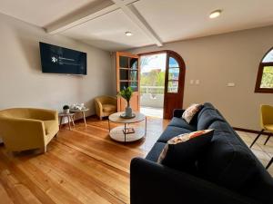 昆卡Santa Lucia Suites - Barranco的客厅配有蓝色的沙发和电视