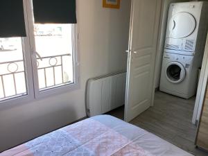 拉罗谢尔Chaleureux T2 30 m2 et sa terrasse bois 18 m2的一间卧室配有洗衣机、洗衣机和烘干机