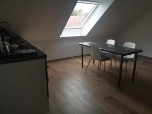 希尔德斯海姆Messe Apartment BIN的一间带桌椅和窗户的用餐室
