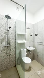 萨尔雷Ka Djula的带淋浴、卫生间和盥洗盆的浴室