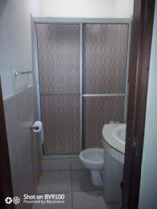 特拉Casa del Campo的带淋浴、卫生间和盥洗盆的浴室