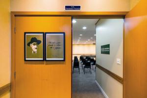 马林加HUS Hotel MARINGA的一条走廊,上面有三张带帽子的男人的照片