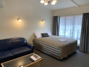 但尼丁755 Regal Court Motel的酒店客房,配有床和沙发