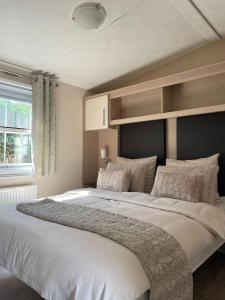 金洛伊Casa Nymphaea的卧室内的一张大白色床,带有窗户